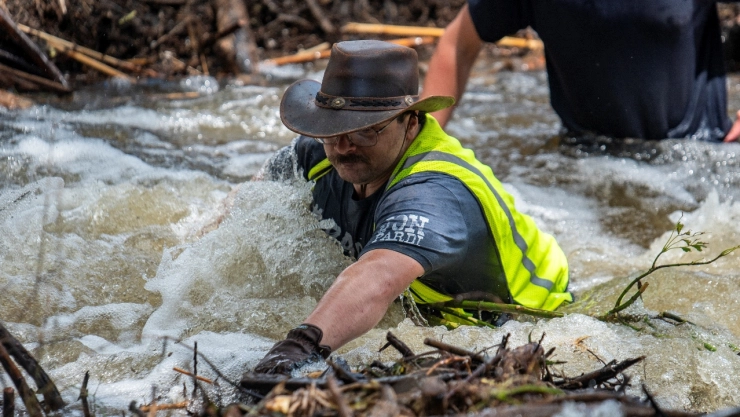 Más de 150 personas siguen desaparecidas en Texas tras las inundaciones. Las autoridades reanudan la búsqueda tras una pausa por el mal clima.