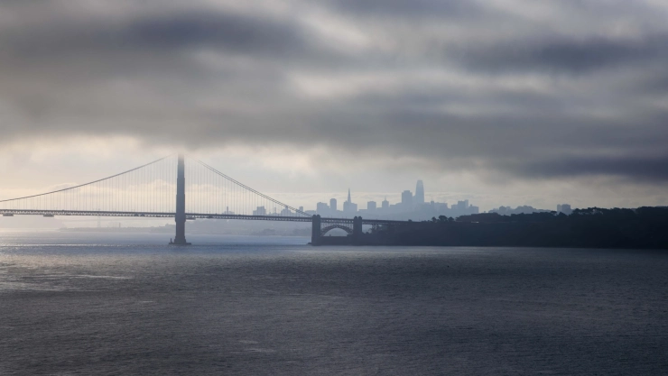 Nube de lluvia cubre el cielo del Área de la Bahía de San Francisco, California
