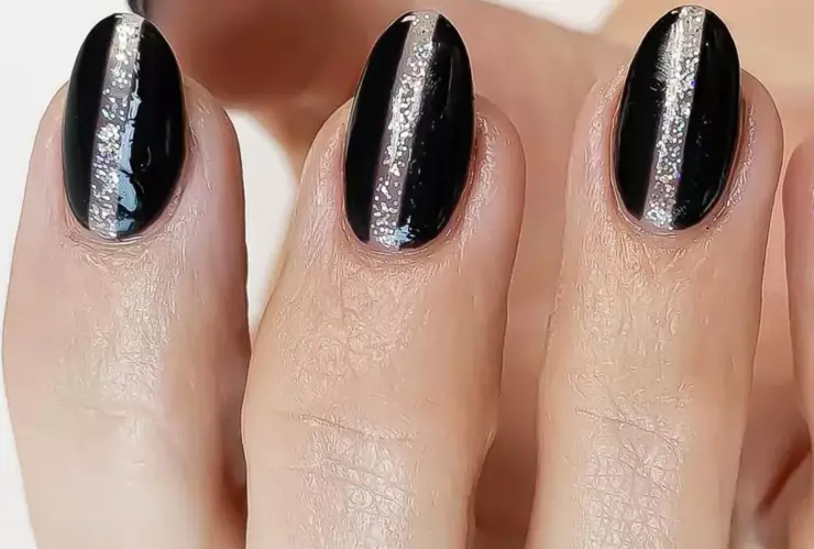 Basta con un toque de esmalte plata para que tu manicure negro se vea especial