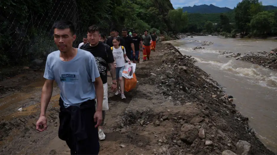 Evacuaciones por deslaves en el poblado de Langjiayu, China.