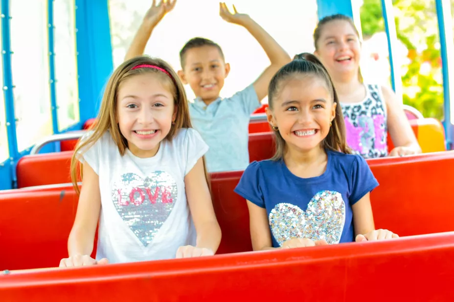 Niños en parque diversiones.jpg