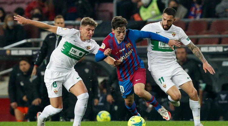 Gavi entre dos jugadores del Elche