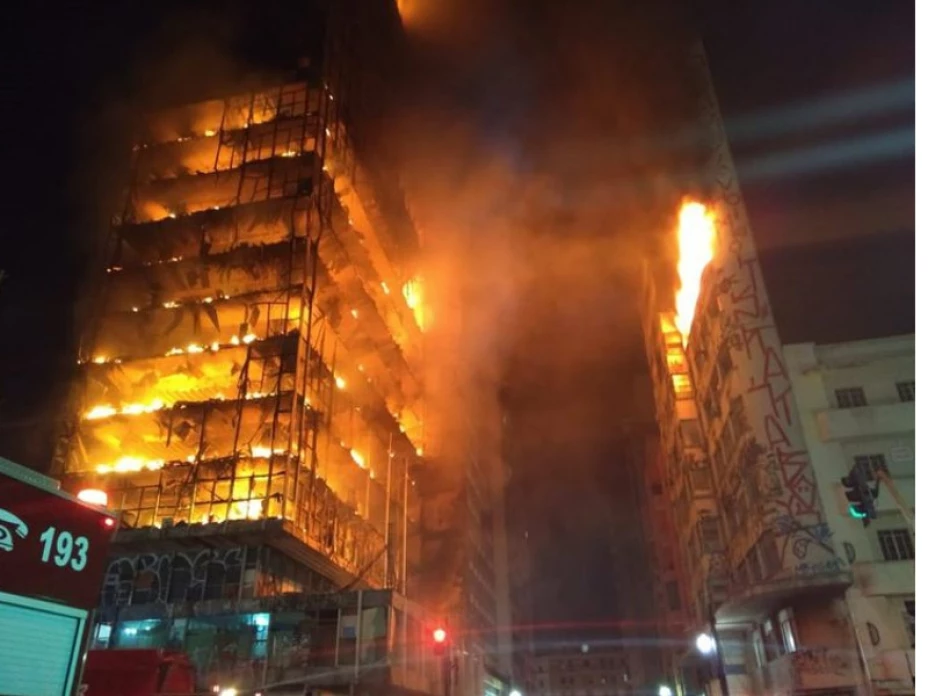 Incendio y derrumbe de edificio en Sao Paulo