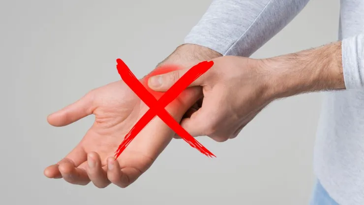 Cómo eliminar el dolor de muñecas: los 4 ejercicios que alivian el dolor de las articulaciones