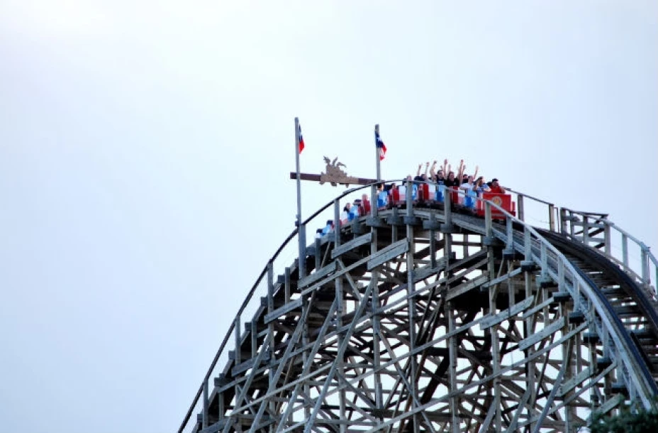 La gigantesca montaña rusa equivale a 14 pisos de altura y tiene una caída de 79 grados de inclinación y un ángulo de giro de 95 grados
