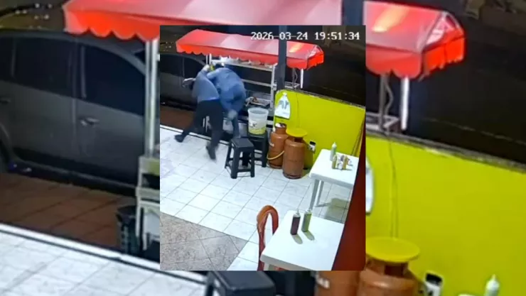 Hombre evita a golpes un intento de asalto en un negocio de comida en Ecuador (VIDEO)
