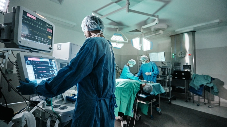 Un grupo de médicos en un quirófano.