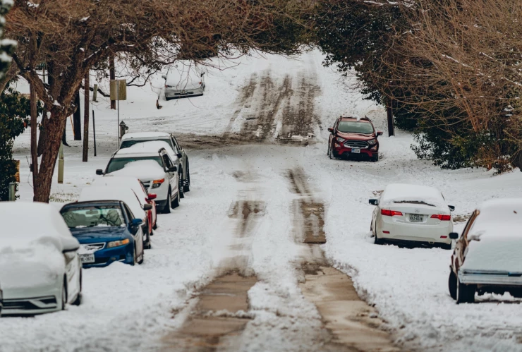 Autos cubiertos por la nieve