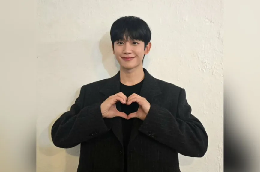 Además de su trabajo en televisión, Jung Hae In ha participado en películas como “The Youth” y “Salute D’Amour”, demostrando su versatilidad como actor.
Crédito: @holyhaein