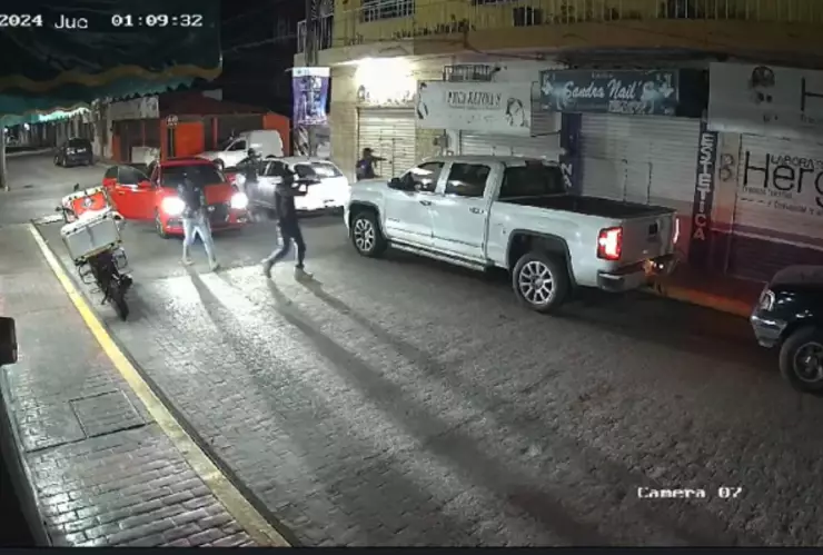 Asalto-a-mano-armada-en-pleno-centro-de-Comalcalco-cámaras-captan-en-video-el-violento-robo