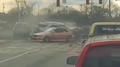 Abuelita de 88 años pisa acelerador en semáforo y provoca accidente, video viral.png