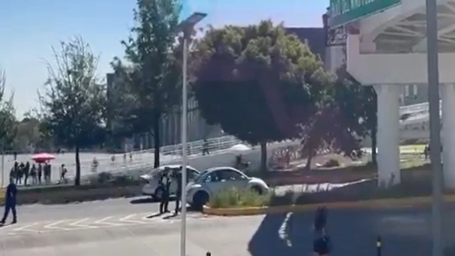 Un auto termina sobre un camellón en la Vía Atlixcáyotl