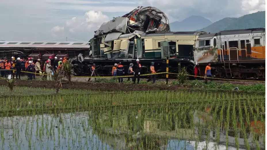 Choque de trenes en Cicalengka, Indonesia.