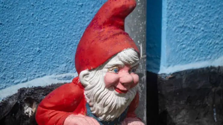 Graban a duende esconderse y caminar por la calle
