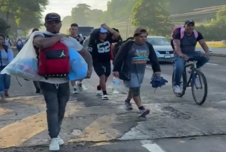 Nueva caravana migrante parte de Tapachula: Más de 500 avanzan rumbo a la CDMX. En la imagen de observa a personas de Haití y cuba caminando por las carreteras que los llevará a la Ciudad de México.