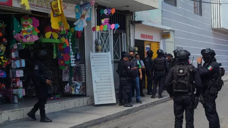 Elementos de la policía fuera de un establecimiento en el que se registro una balacera