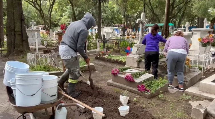 Día del Padre en CDMX: Capitalinos festejan a sus seres queridos en el Panteón de Xoco