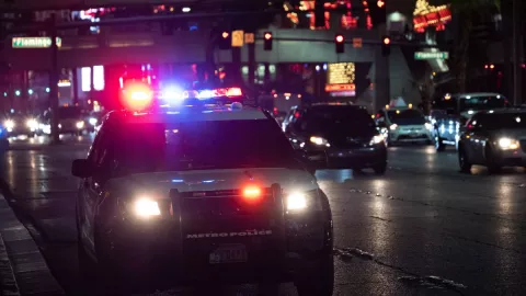 Hombre disparó a dos adolescentes de 16 años que intentaron abrir el auto donde viajaba con su familia en Houston Texas.