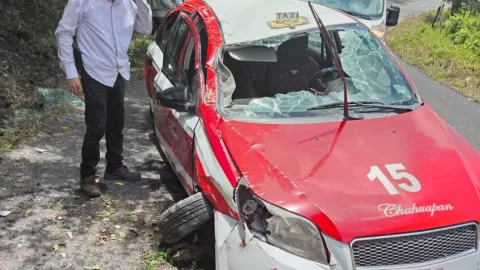 Volcadura de taxi en la carretera de Carrizal