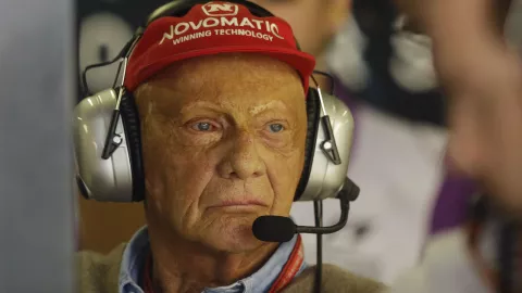 Niki Lauda, expiloto de la Fórmula Uno, observa desde los pits de Mercedes durante la primera práctica libre para el Gran Premio de Brasil. Imagen, AP.