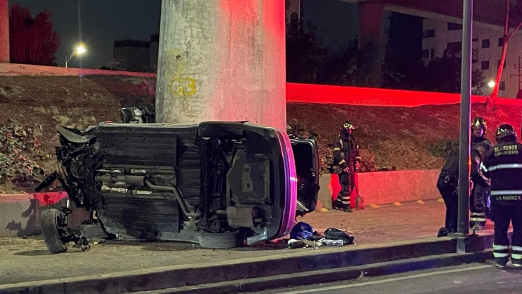 Autro volcado en Periférico Sur el 12 de abril de 2026.