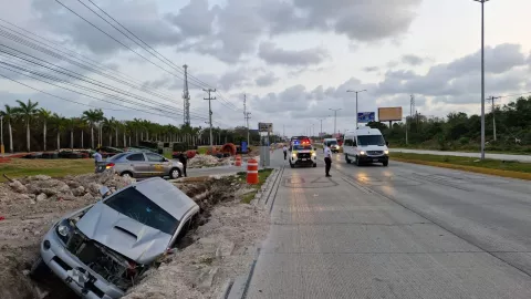 Conductor pierde el control y abanona su vehículo al caer a una zanja sobre el Boulevard Colosio