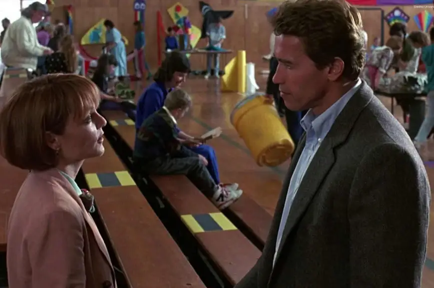 Arnold-Schwarzenegger-detective-en-el-kinder