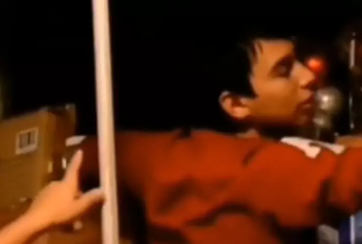 viral niño tira esferas