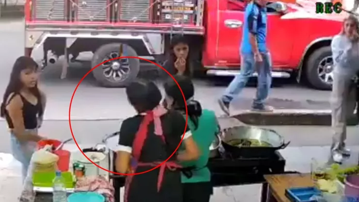 VIDEO FUERTE: Mujer lanza aceite hirviendo a cocinera en Xalapa, Veracruz