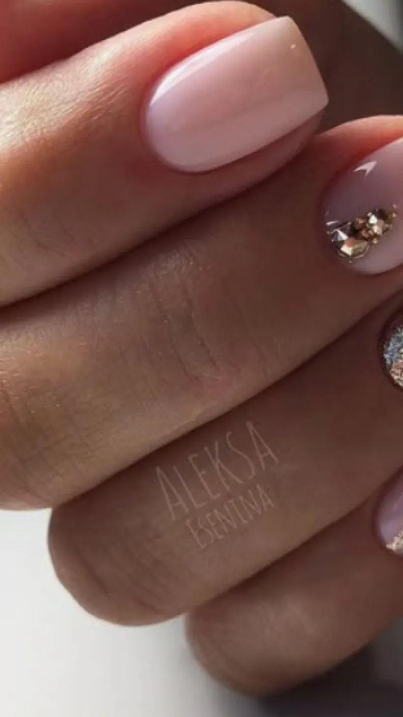 19 ideas de uñas rosas con brillos cortas y largas