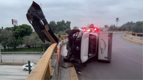 Camioneta vuelca en Circuito Interior y casi cae de 10 metros cerca del AICM