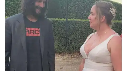 Hombre se encuentra a Keanu Reeves, lo invita a su boda y ¡VA! 1
