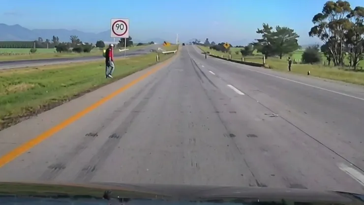 VIDEO: Captan intento de asalto en la autopista Arco Norte; delincuentes arrojaron piedras y llantas