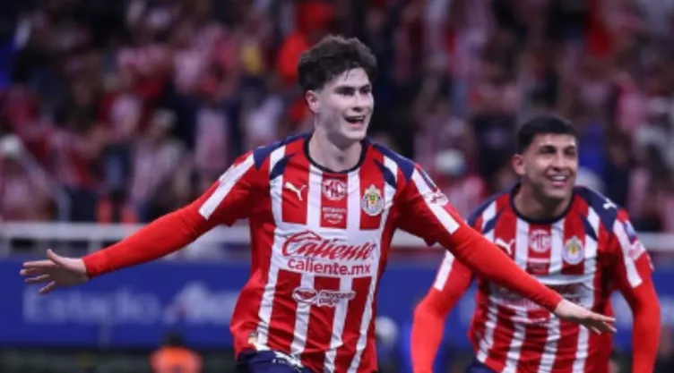 cubo-torres-idolo-hormiga-gonzalez-chivas.jpg