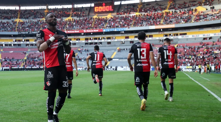 Julián Quiñones celebra un gol con el Atlas