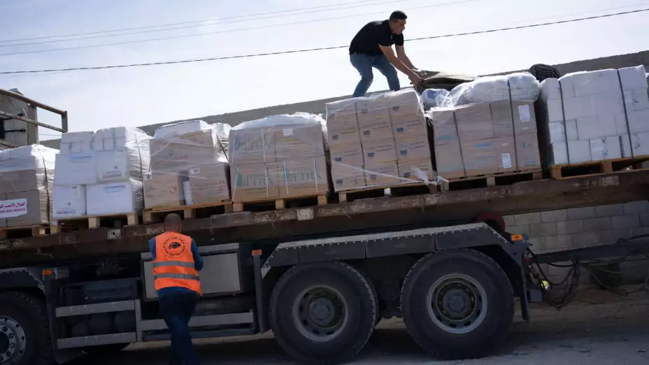 Camiones con ayuda humanitaria para la Franja de Gaza ingresan desde Egipto.