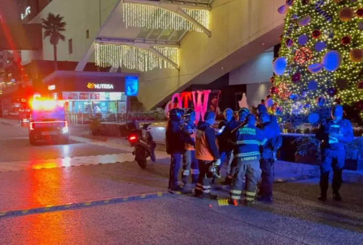 niño se le atora pie en el WTC.jpg