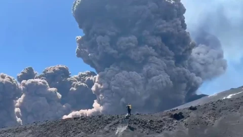 ¡Explota el Etna! El volcán más activo de Europa hizo erupción.