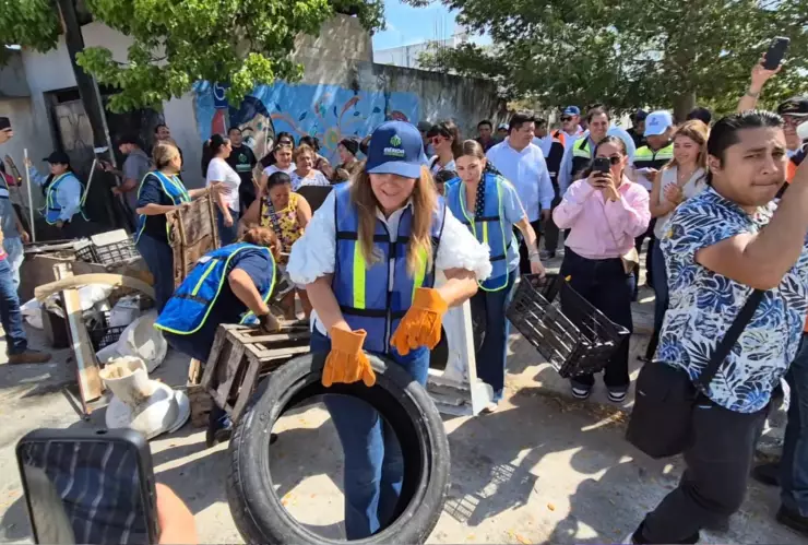 Cecilia Patrón participa en los trabajos de mantenimientos en los parques de Vergel