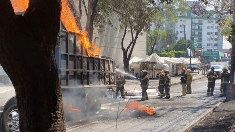 Un camión que transportaba tanques de gas LP se incendió sobre Calzada de Tlalpan en la Ciudad de México.