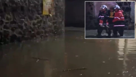 Fuertes lluvias torrenciales colapsan Tlalpan y la violencia recrudece en la CDMX; en la imagen se observan las graves inundaciones y los cuerpos de rescate de Protección Civil y Bomberos apoyando a la gente.
