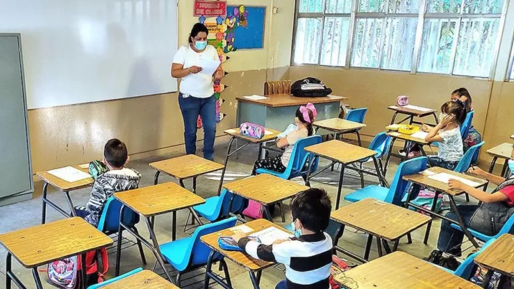 Docentes denuncian exclusión y falta de formación en la política educativa