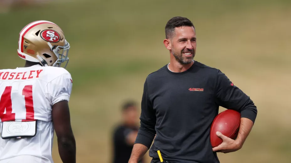 NFL Kyle Shanahan entrenador de los 49ers de San Francisco y cornerback Emmanuel Moseley AP.jpg