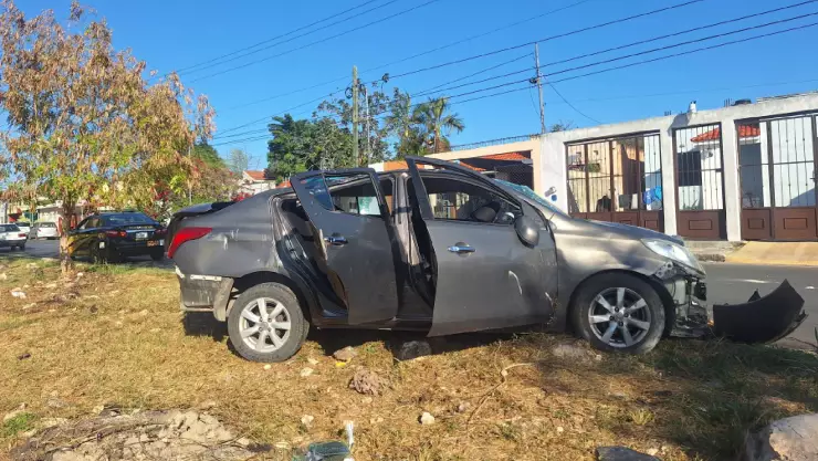 FOTOS_ Fuerte accidente en el periférico de Mérida, una mujer resultó con graves daños