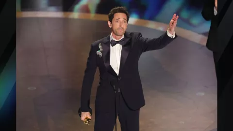 El actor Adrien Brodi conmovi&oacute; con su discurso al ganar como Mejor Actor, por su trabajo en ‘El Brutalista’. | Foto: Kevin Winter/Getty Images