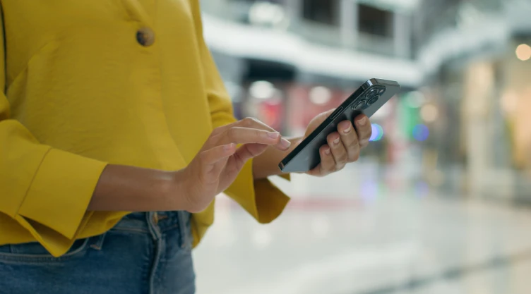 Una mujer revisa un mensaje en su celular.
