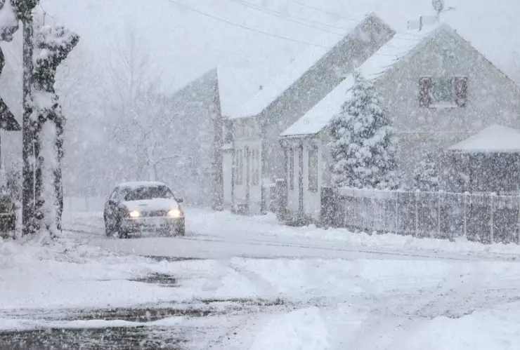 Una postal de un paisaje de ciudad nevado.