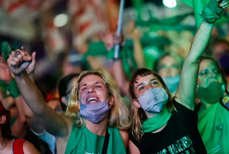 Apenas en diciembre, el senado argentino aprobó la interrupción del embarazo hasta las 14 semanas.