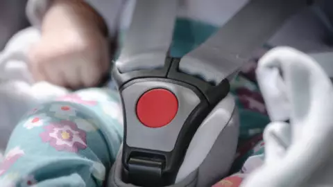 Padre deja a bebé dentro de auto y muere asfixiado