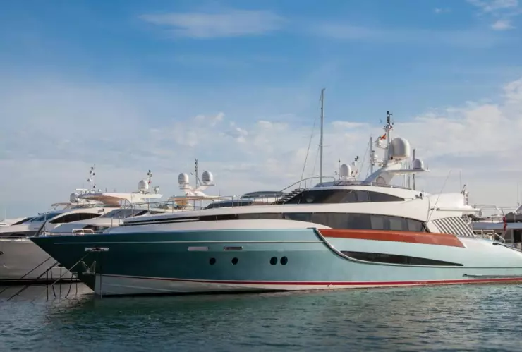 se hunde yate con multimillonarios.